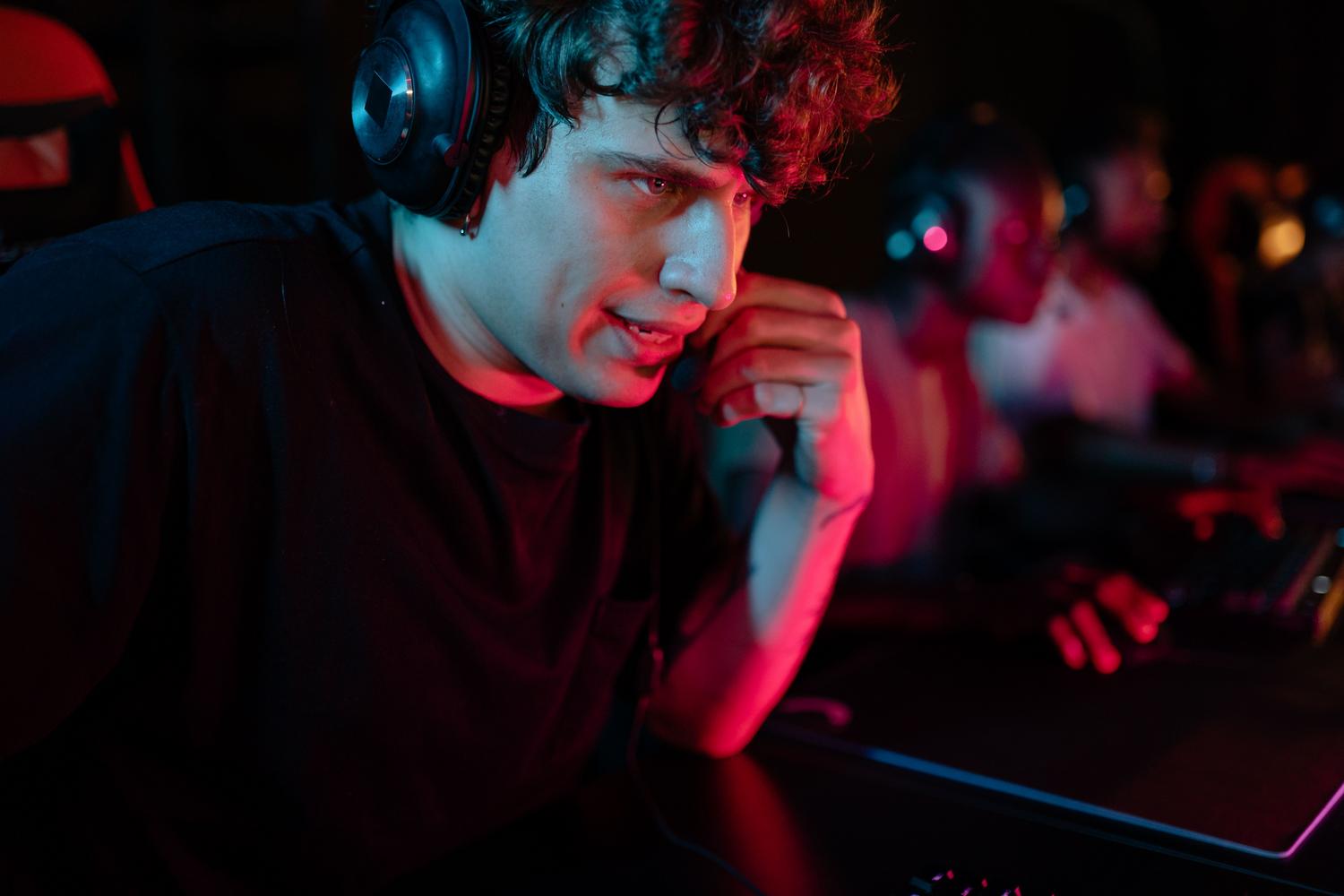 Jugadores profesionales en un entorno competitivo utilizando headsets para coordinar su estrategia de juego.