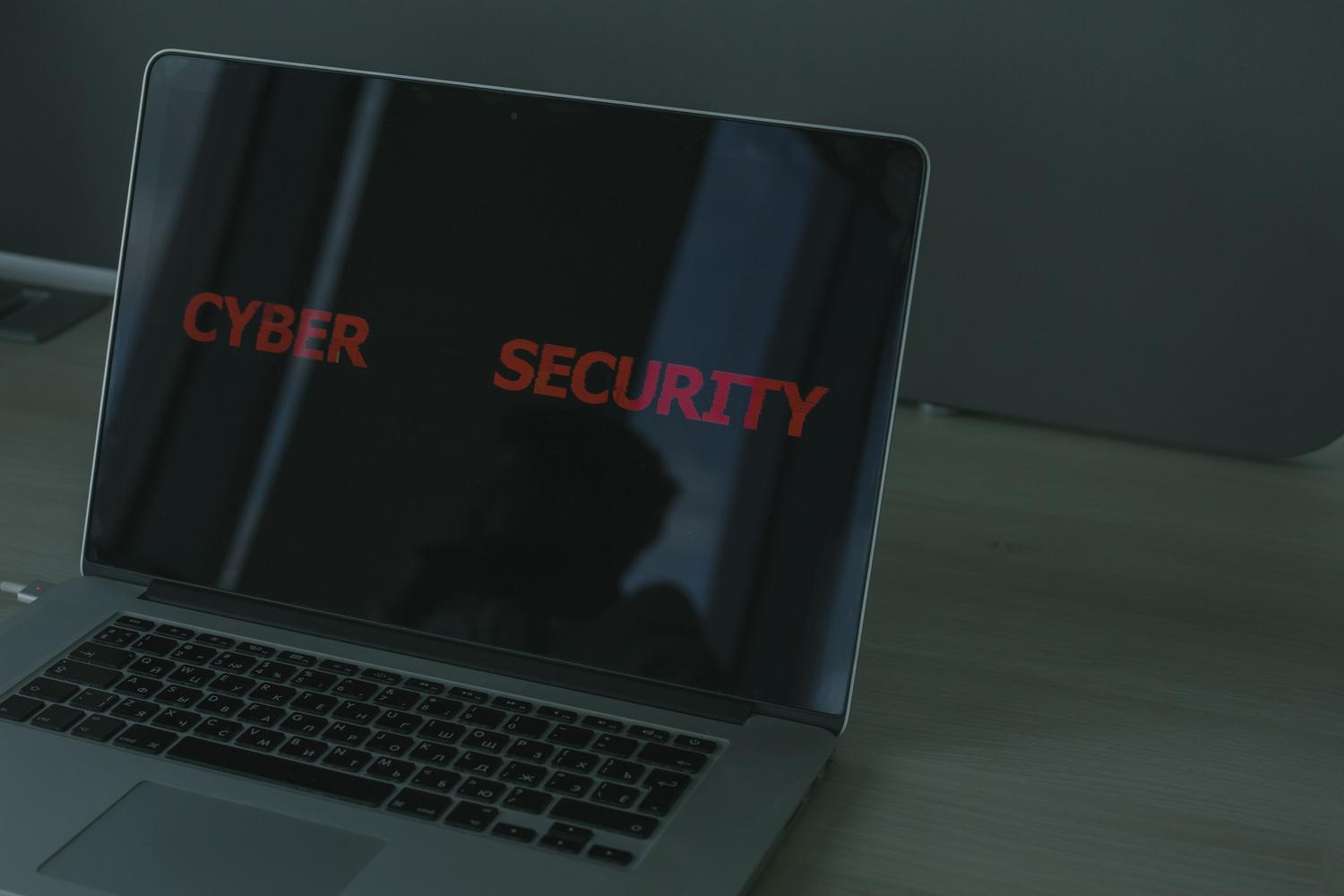 Primer plano de un ordenador portátil con texto de ciberseguridad, ilustrando la protección de la privacidad digital