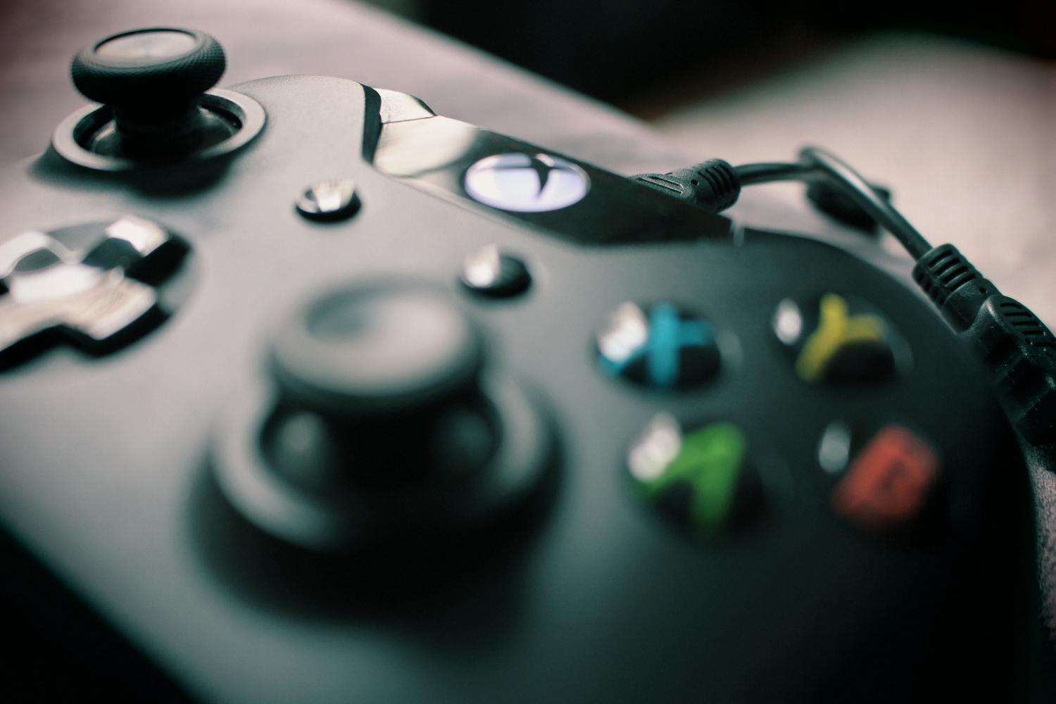 Primer plano de un mando de Xbox negro, representando la plataforma principal de la saga Fable.