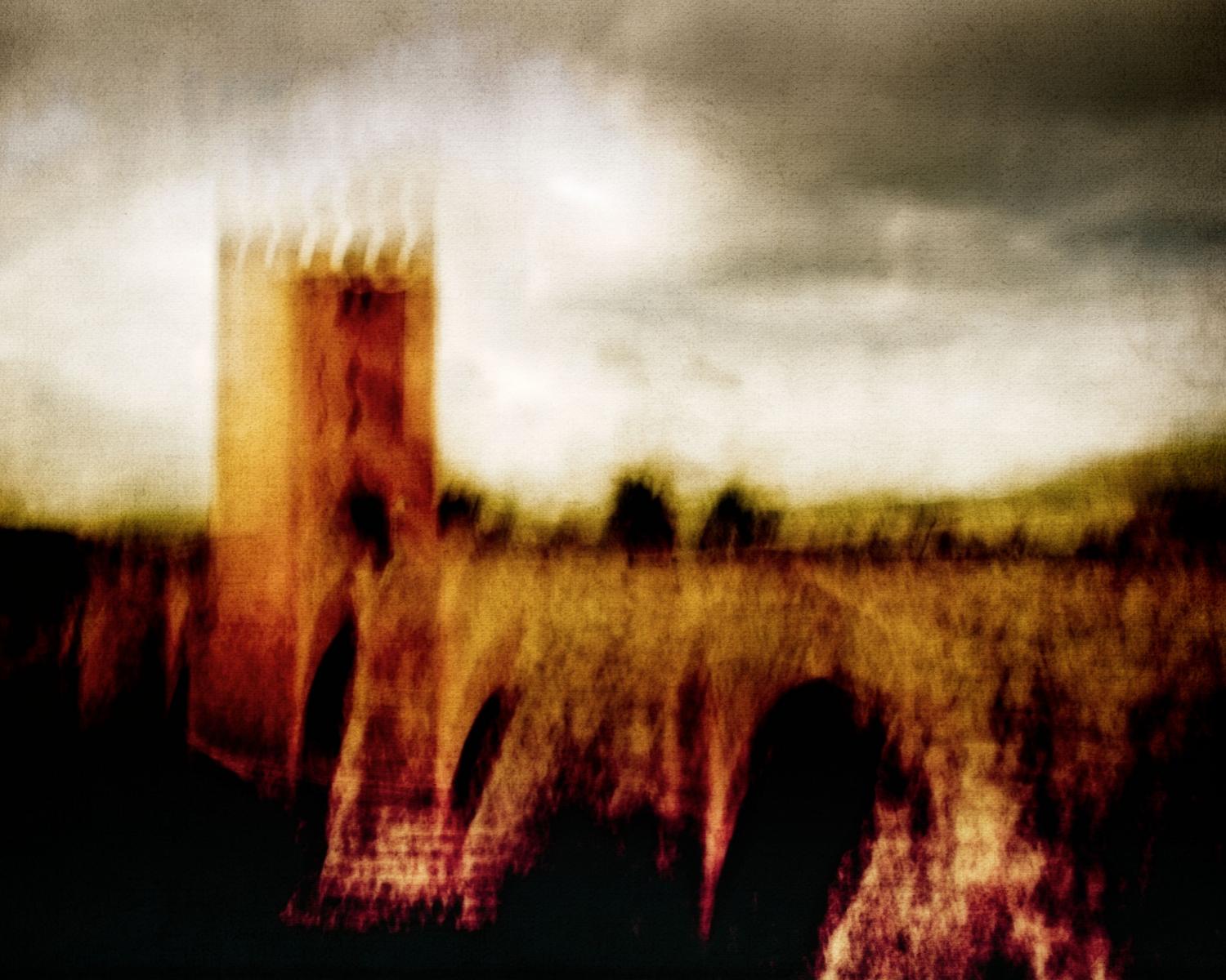 Vista artística y atmosférica de una torre y arquitectura medieval, reflejando la ambientación épica de Fable.