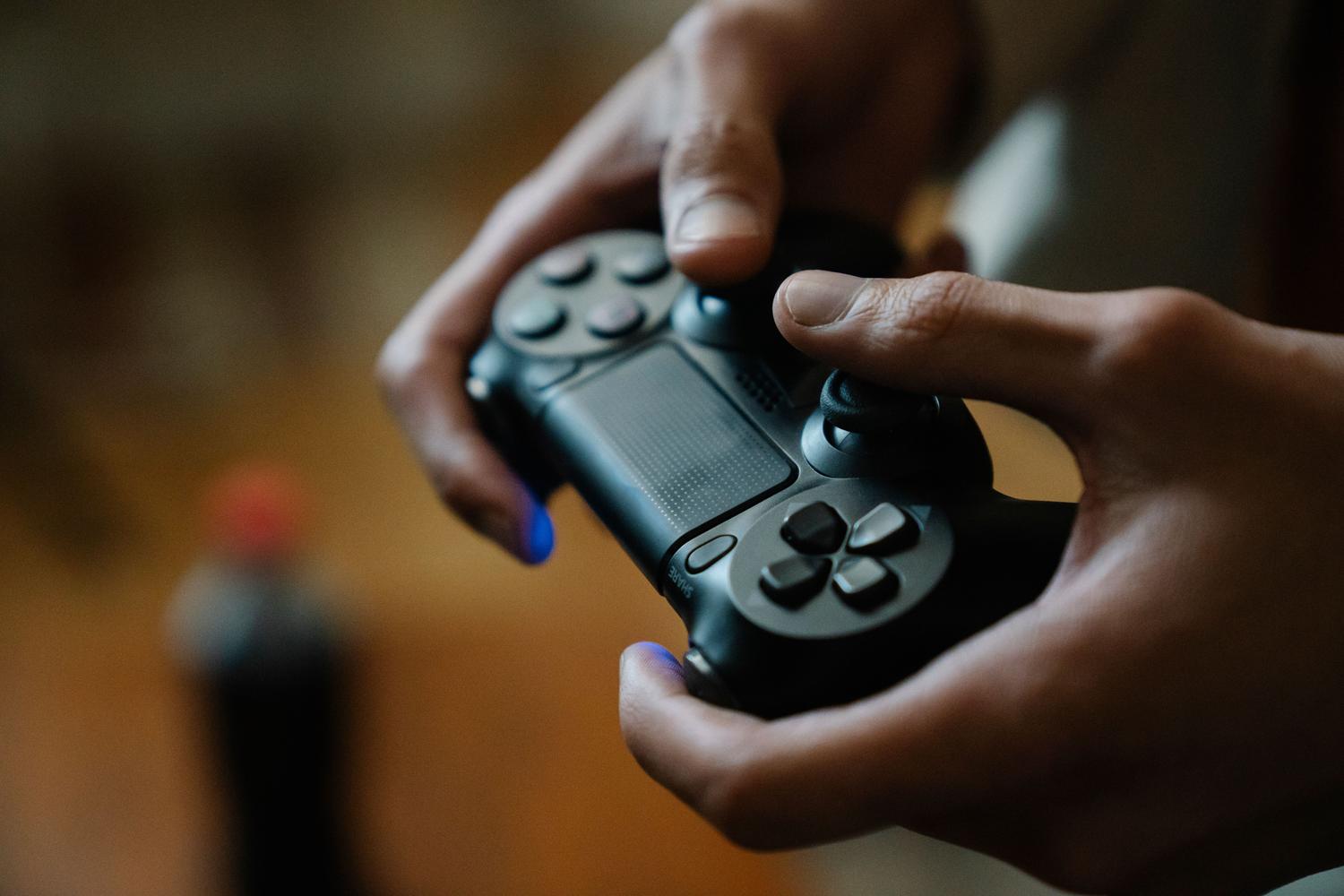 Persona jugando a un videojuego en un entorno acogedor, representando la experiencia de sumergirse en un RPG extenso.