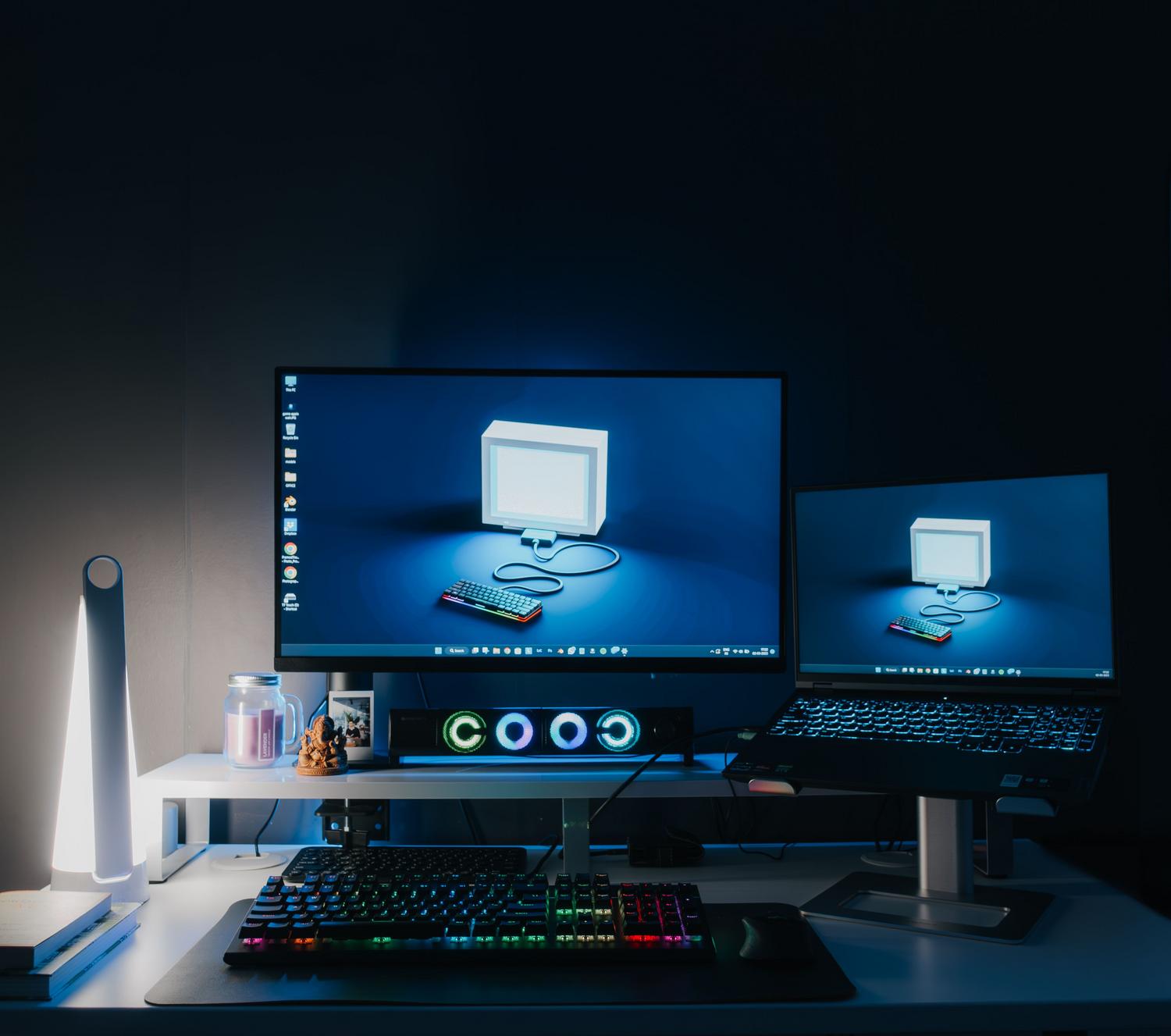 Setup de gaming profesional con doble monitor y luces RGB, creando la atmósfera ideal para el juego en ordenador.