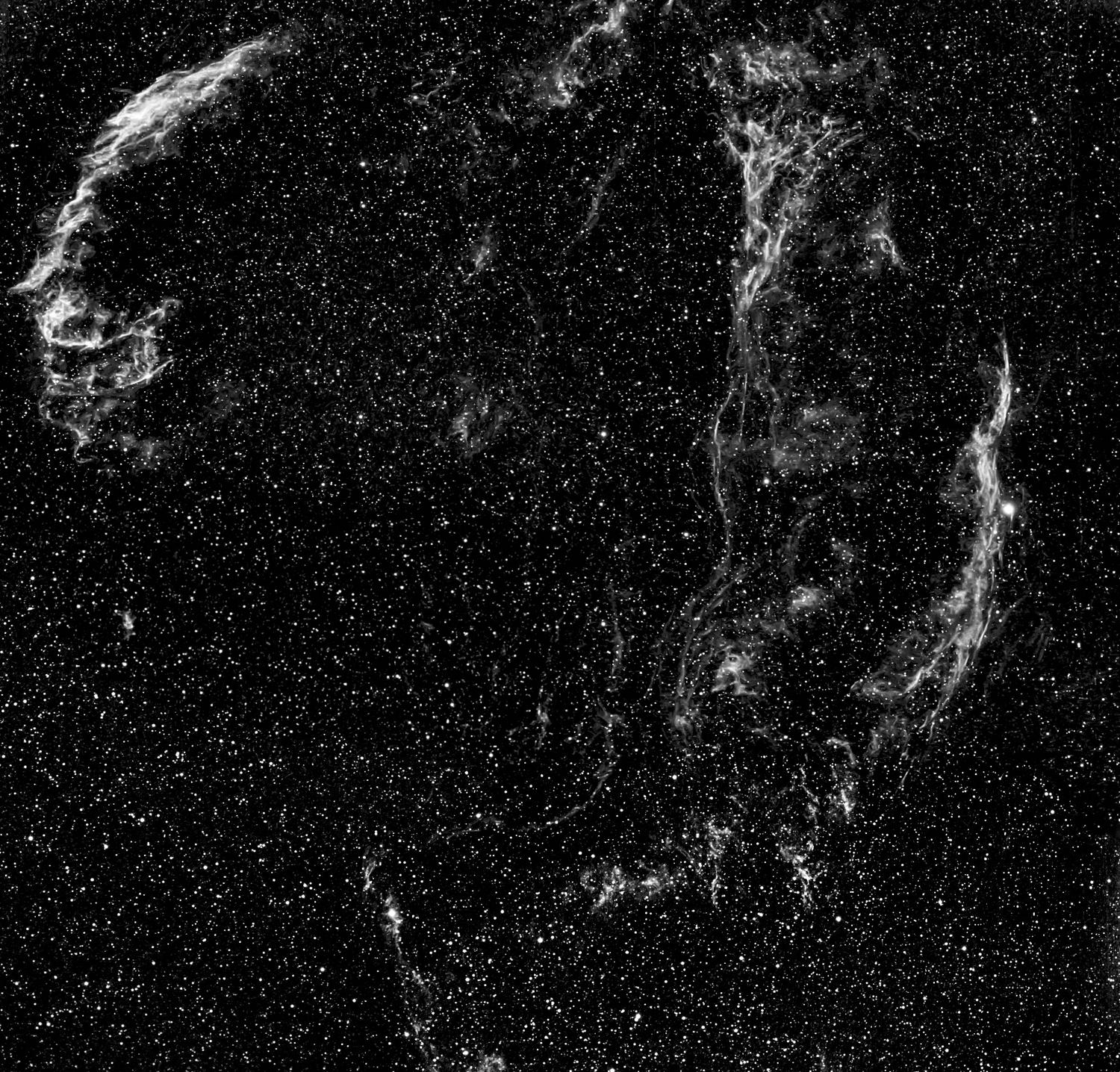 Imagen detallada de los restos de una supernova, mostrando las ondas de choque y filamentos de gas expandiéndose en el espacio.