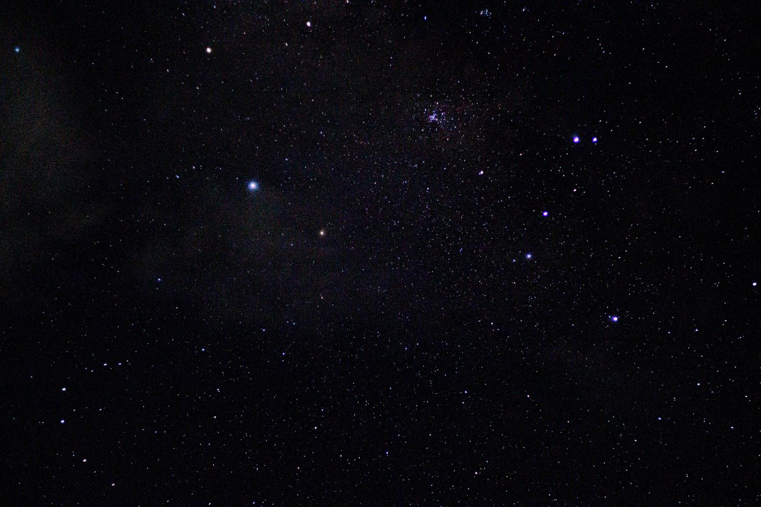 Fotografía del cielo nocturno estrellado que ilustra el concepto de mirar al pasado debido a la distancia que recorre la luz.