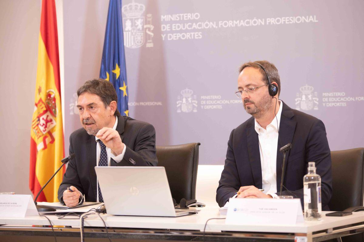 Profesor ayudando a un estudiante