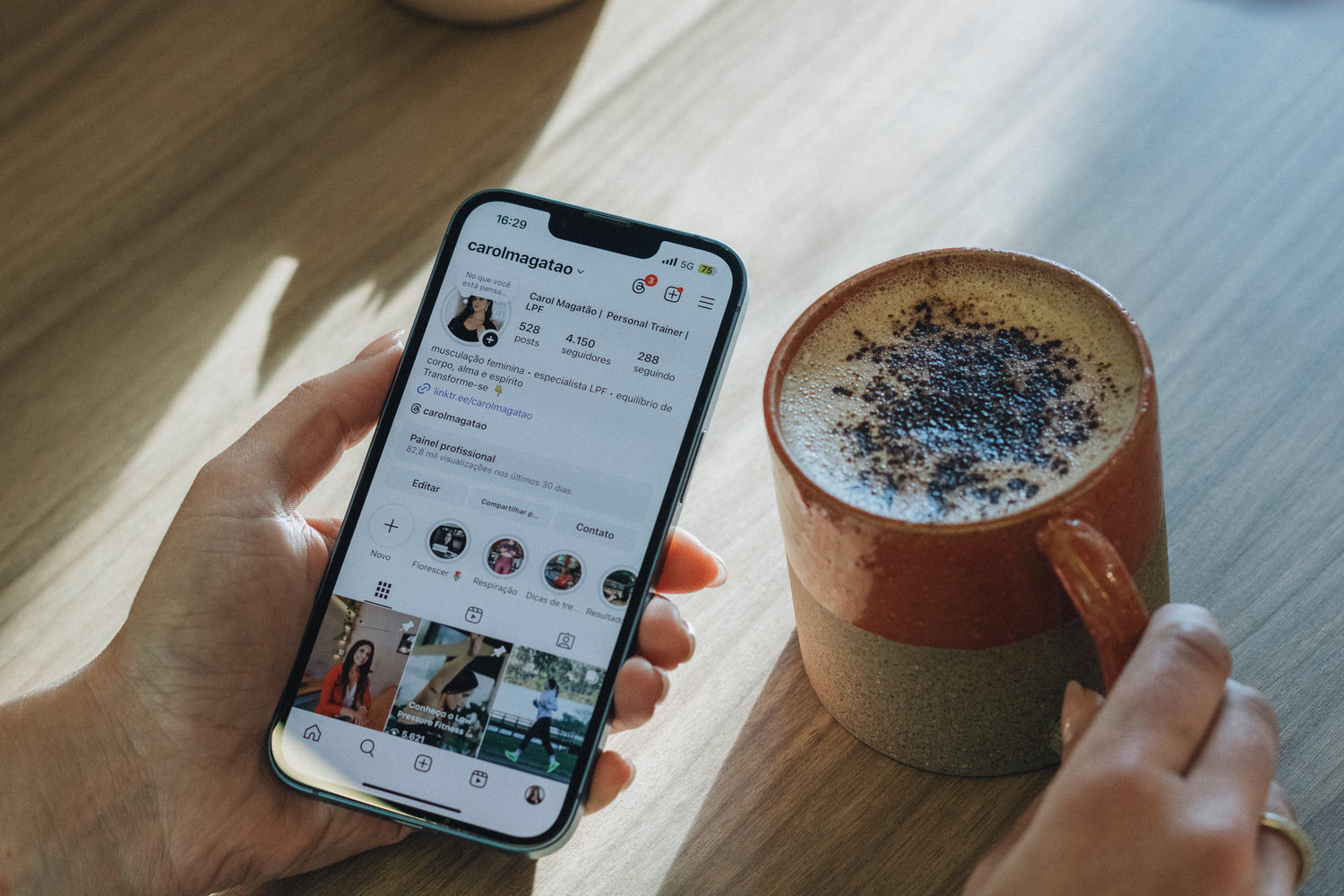 Una persona revisando su cuenta de Instagram mientras disfruta de un café, aportando un toque lifestyle y cercano al contenido evergreen.