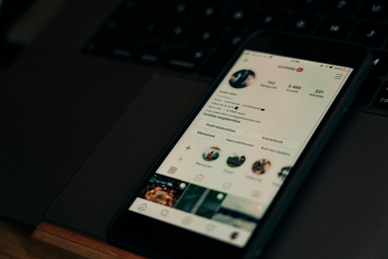 Primer plano de un smartphone mostrando la pantalla de un perfil de red social, ilustrando el concepto de estética visual y primera impresión profesional.