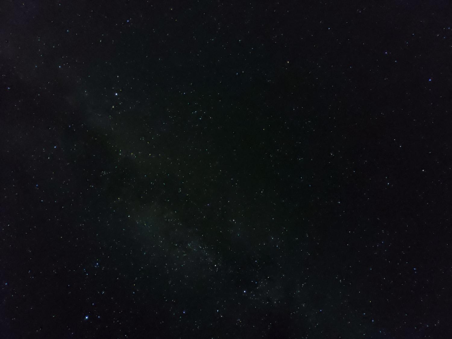 Vista espectacular del cielo nocturno estrellado mostrando la Vía Láctea en todo su esplendor