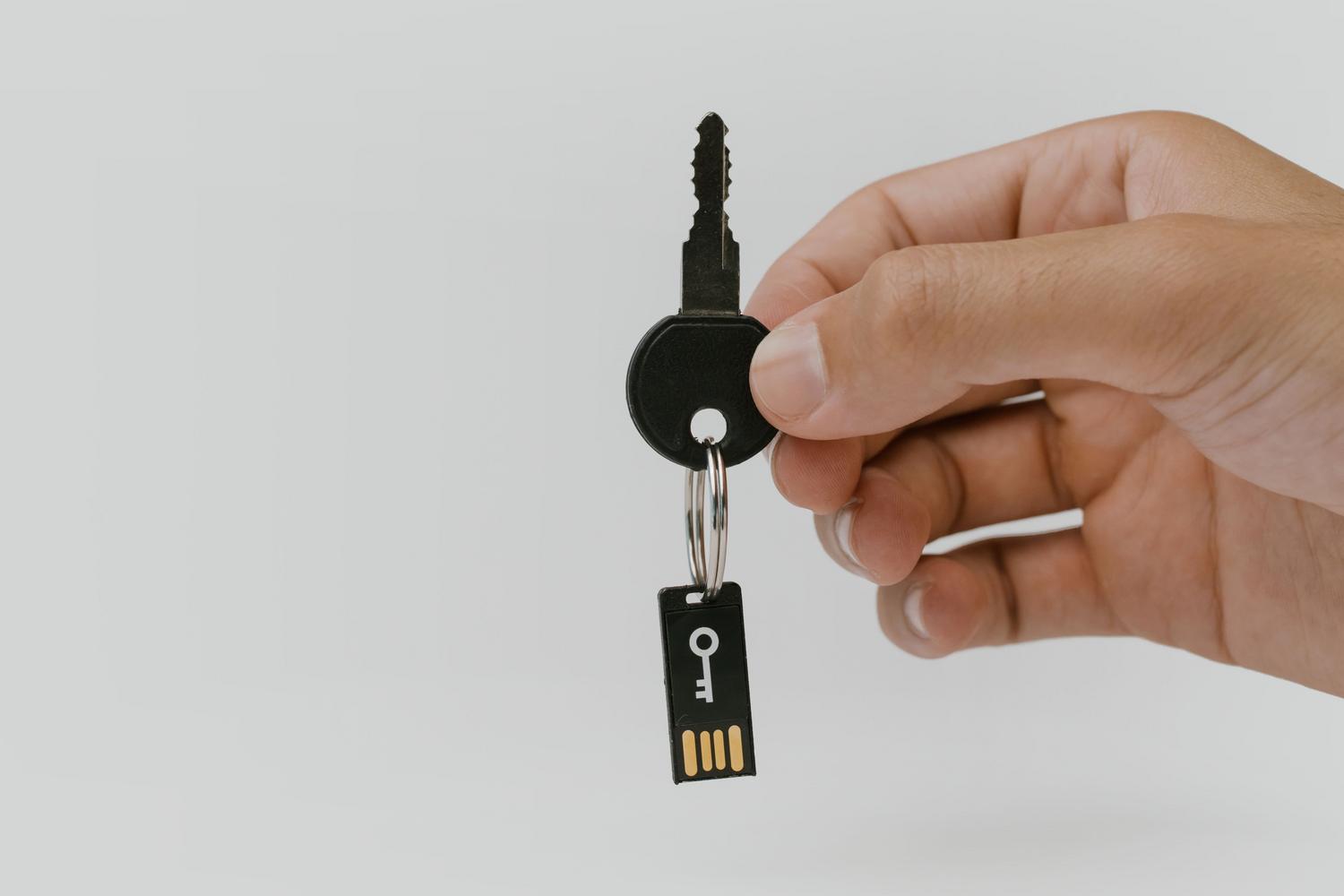 Concepto visual de llave de seguridad digital combinando una llave física y un dispositivo USB, ilustrando el modelo Zero Trust y la identidad digital.