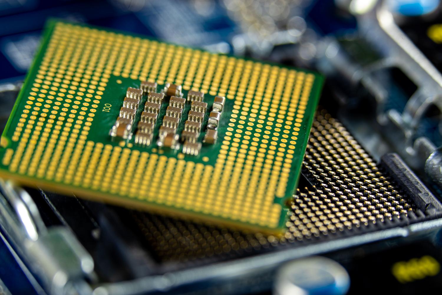 Primer plano profesional de un microprocesador instalado en una placa base, representando la defensa del hardware como bastión de seguridad.