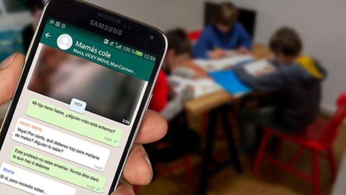 Smartphone con notificaciones de WhatsApp