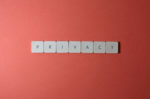 Letras formando la palabra PRIVACY sobre un fondo rojo, representando la confidencialidad y seguridad de los datos en chats temporales.