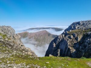 Paisaje brumoso de las montañas de las Tierras Altas de Escocia bajo un cielo nublado, evocando la atmósfera mística que inspiró a Jon Anderson.