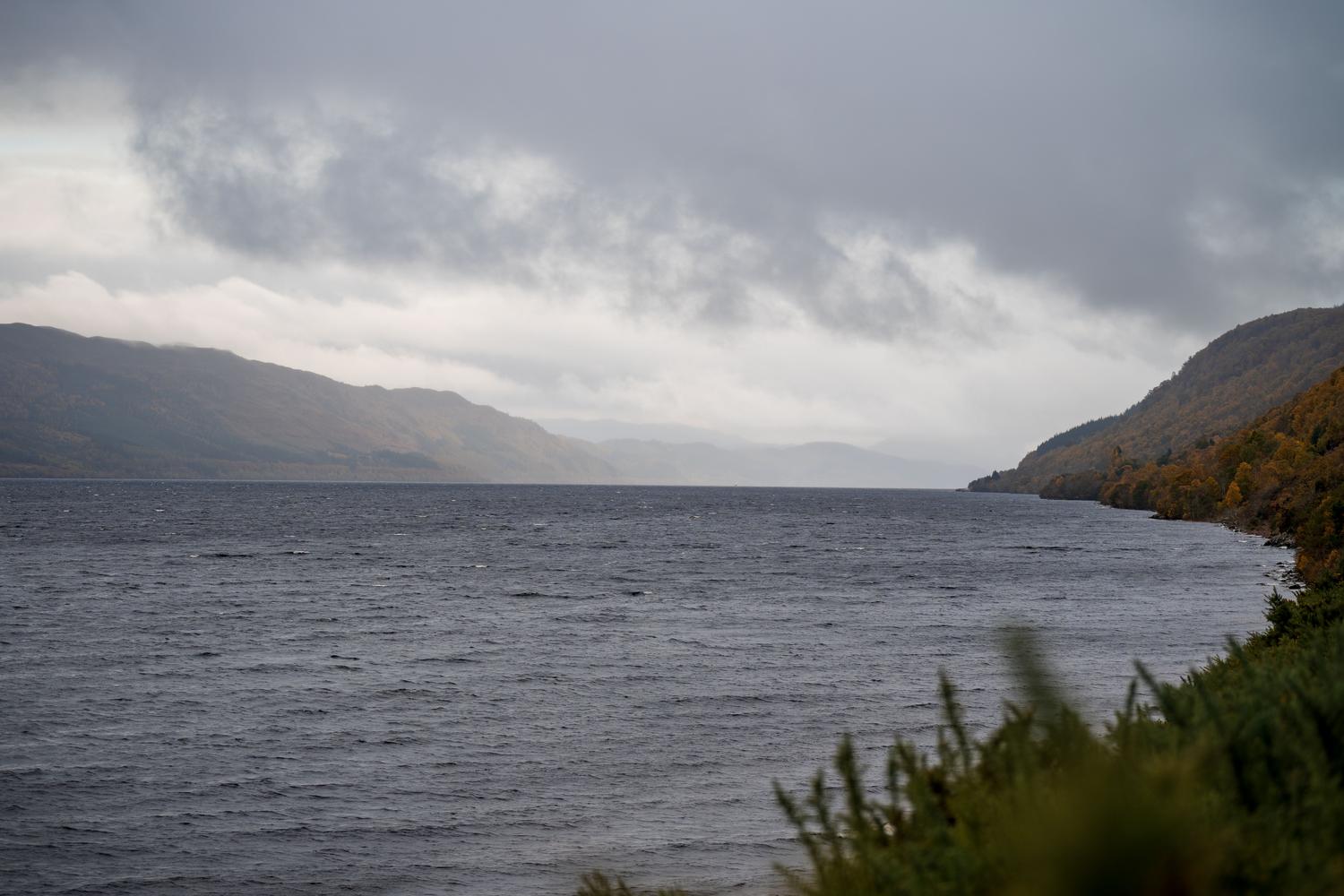 Lago Ness en Escocia Panorama del Lago Ness en Escocia con nubes dramáticas, lugar mencionado en la lírica y divisado durante el viaje de la banda.