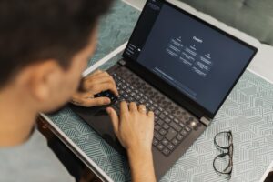 Estudiante utilizando ChatGPT en su ordenador portátil para optimizar sus estudios.