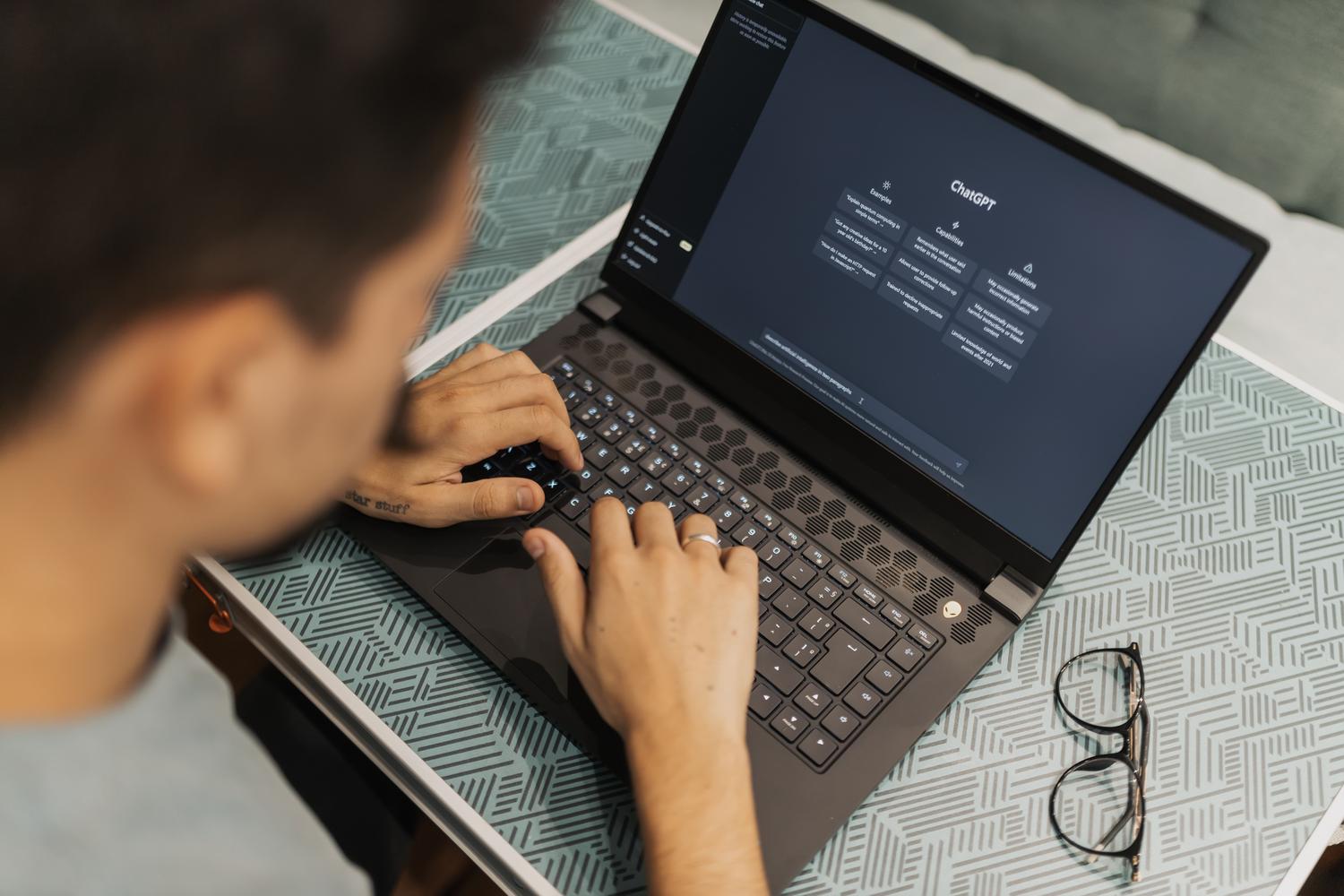 Estudiante utilizando ChatGPT en su ordenador portátil para optimizar sus estudios.