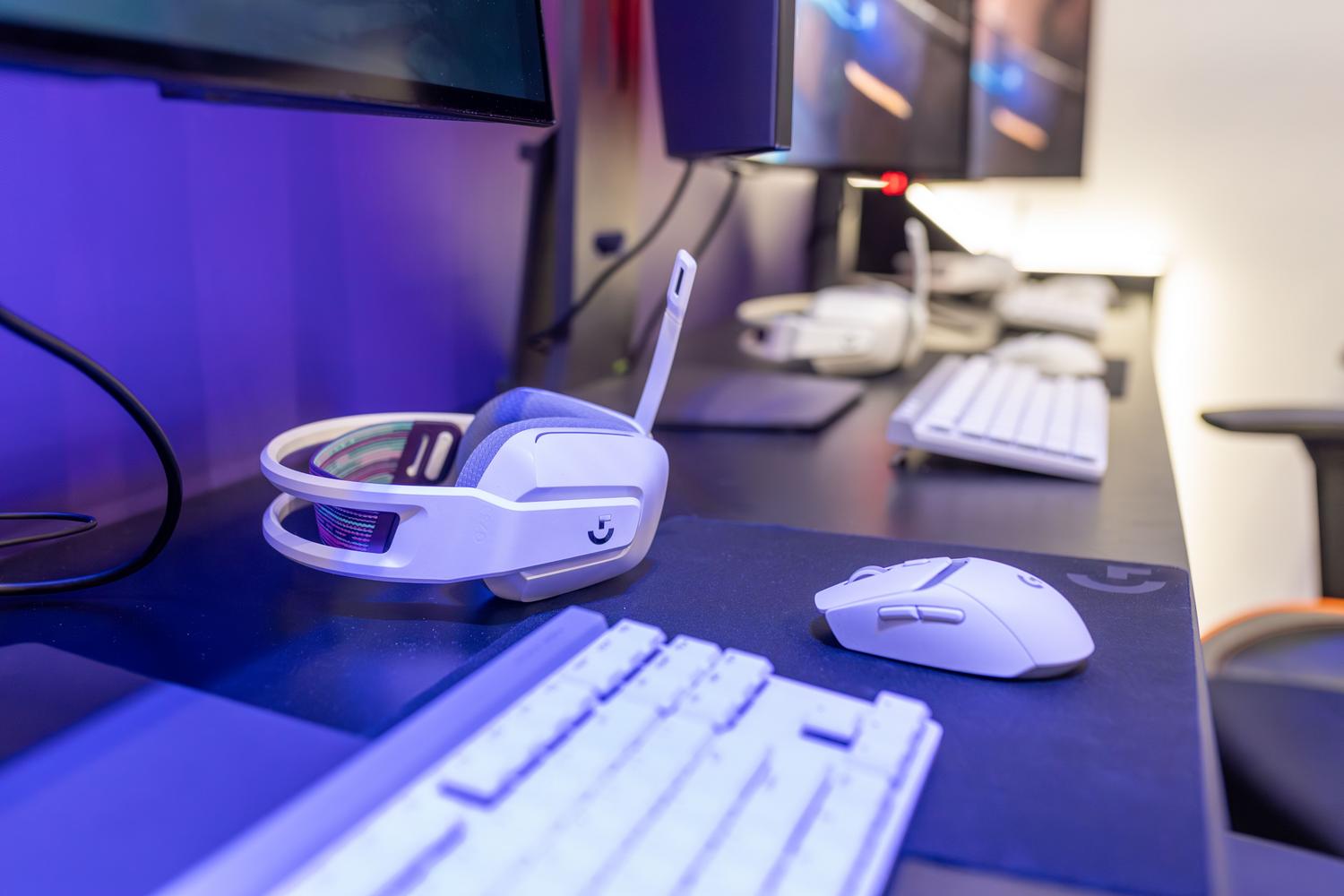 Detalle de periféricos gaming, teclado y ratón iluminados en un entorno tecnológico.