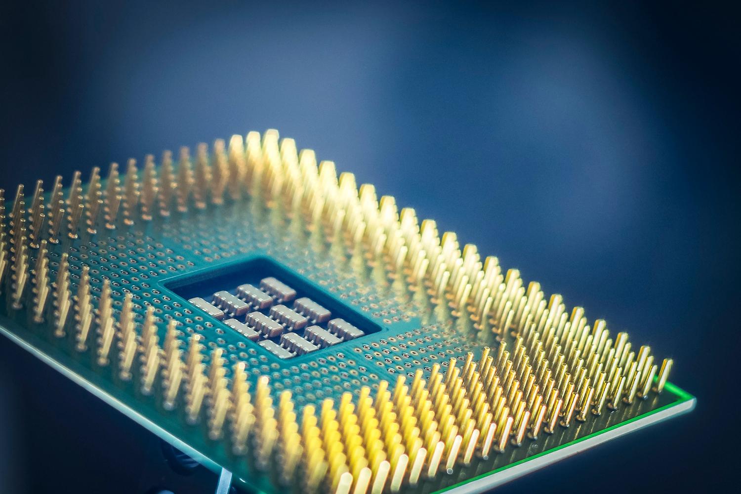 Primer plano detallado de un chip de CPU moderno, representando el hardware fundamental de los centros de datos. Primer plano detallado de un chip de CPU moderno, representando el hardware fundamental de los centros de datos.
