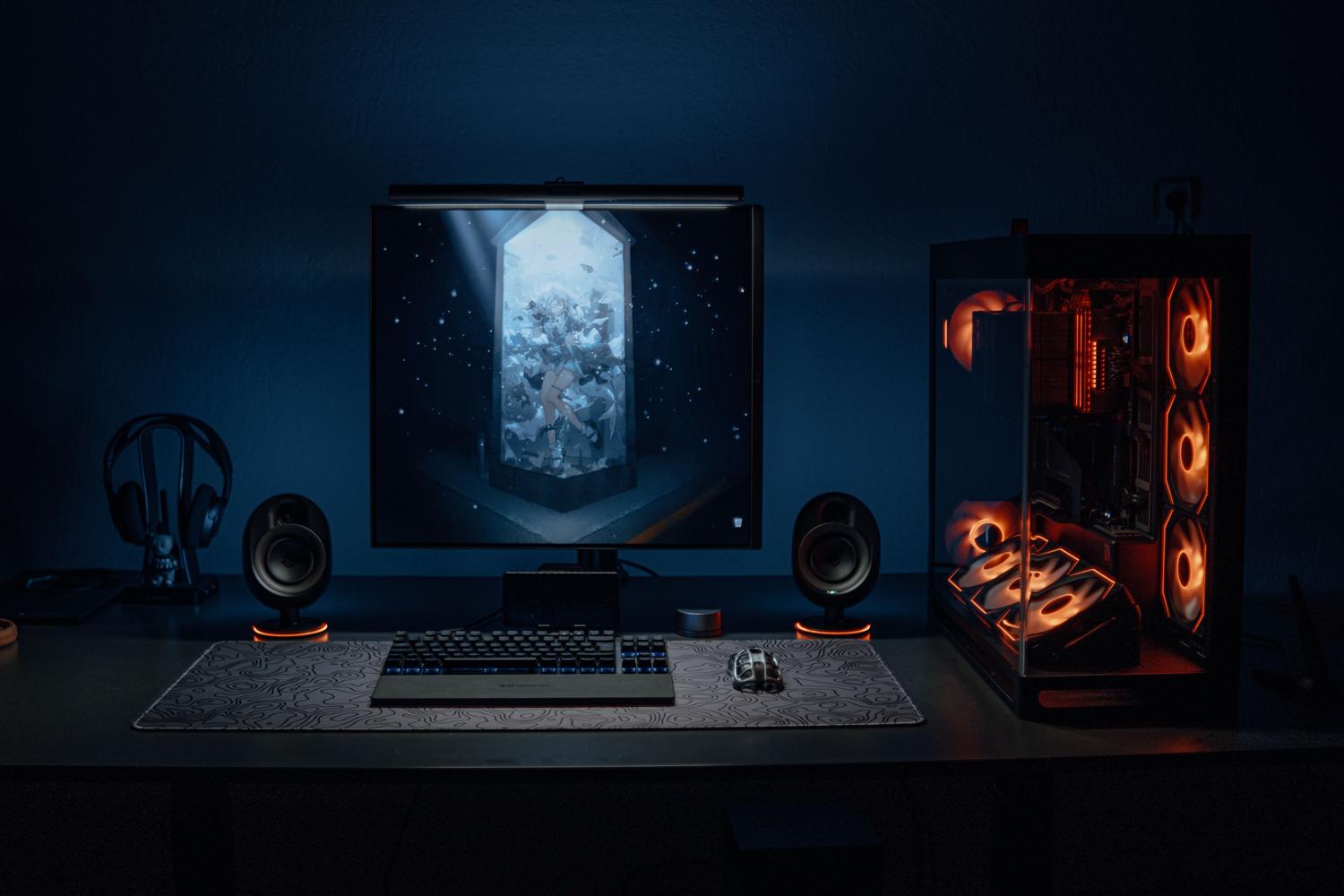 Setup de gaming moderno con iluminación RGB y monitor de alta resolución, donde la VRAM es fundamental para el rendimiento.