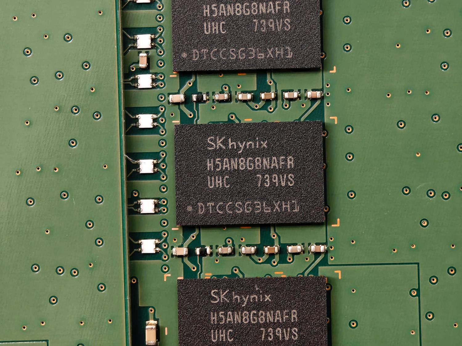 Primer plano detallado de chips de memoria DRAM en una placa de circuito, ilustrando la tecnología física de la memoria gráfica.