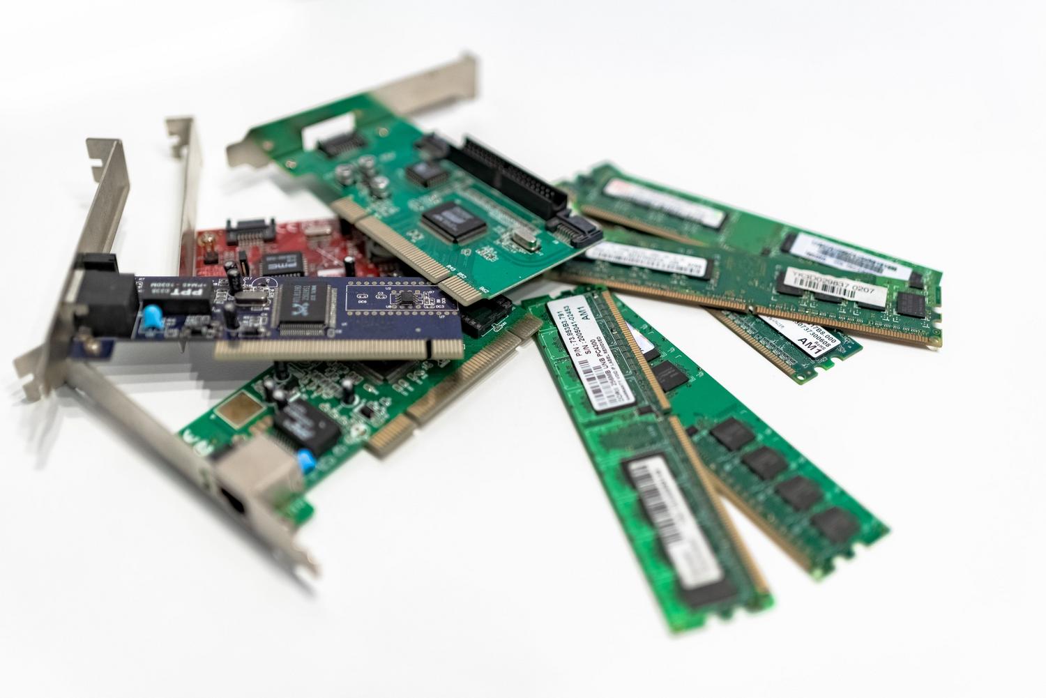 Módulos de memoria RAM del sistema sobre una superficie blanca, útiles para contrastar la RAM convencional con la memoria gráfica.