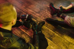 Personas con prótesis robóticas jugando videojuegos, representando la accesibilidad y la superación de barreras en el gaming.