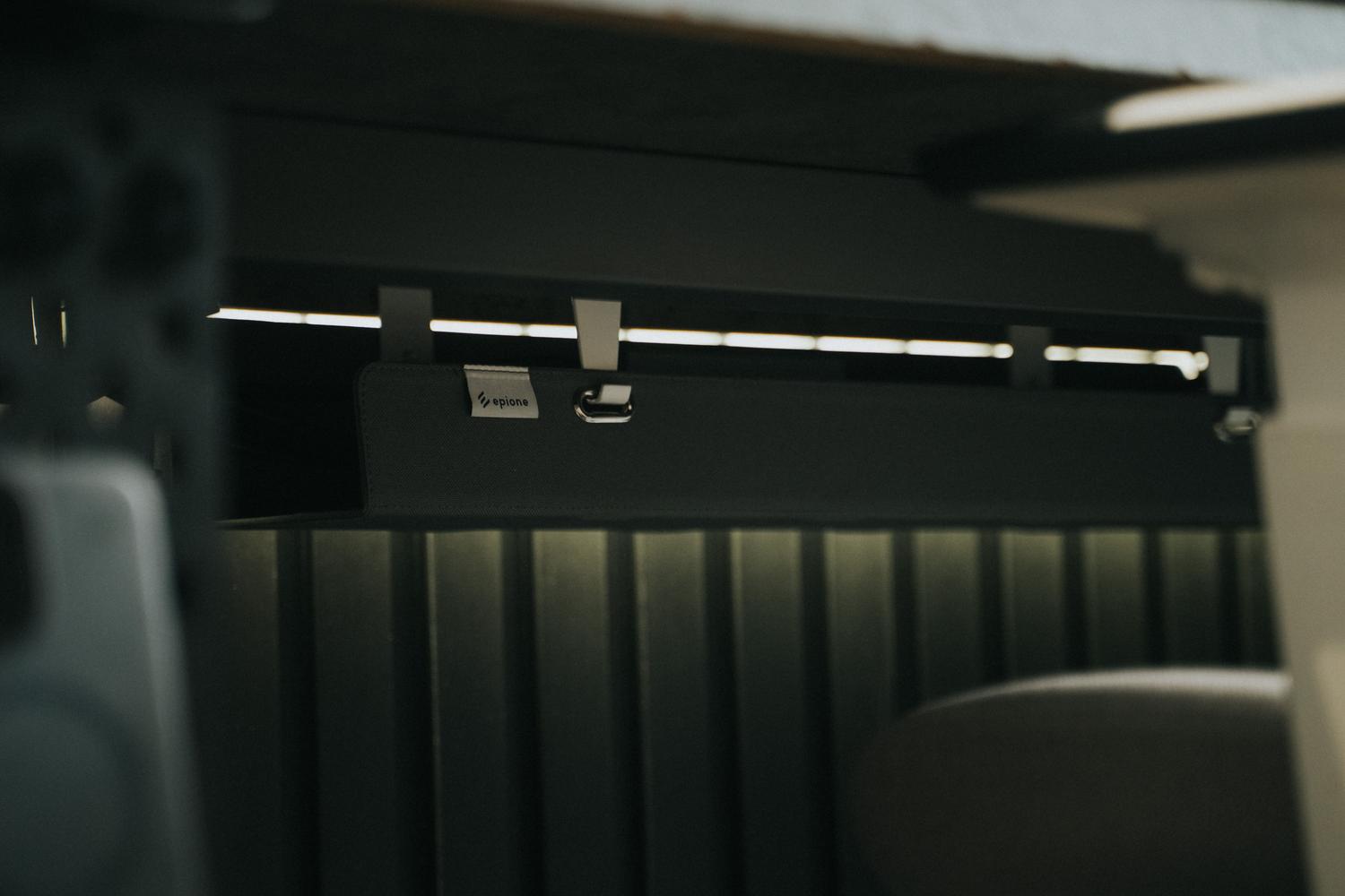 Detalle de un sistema de gestión de cables bajo el escritorio en una oficina moderna