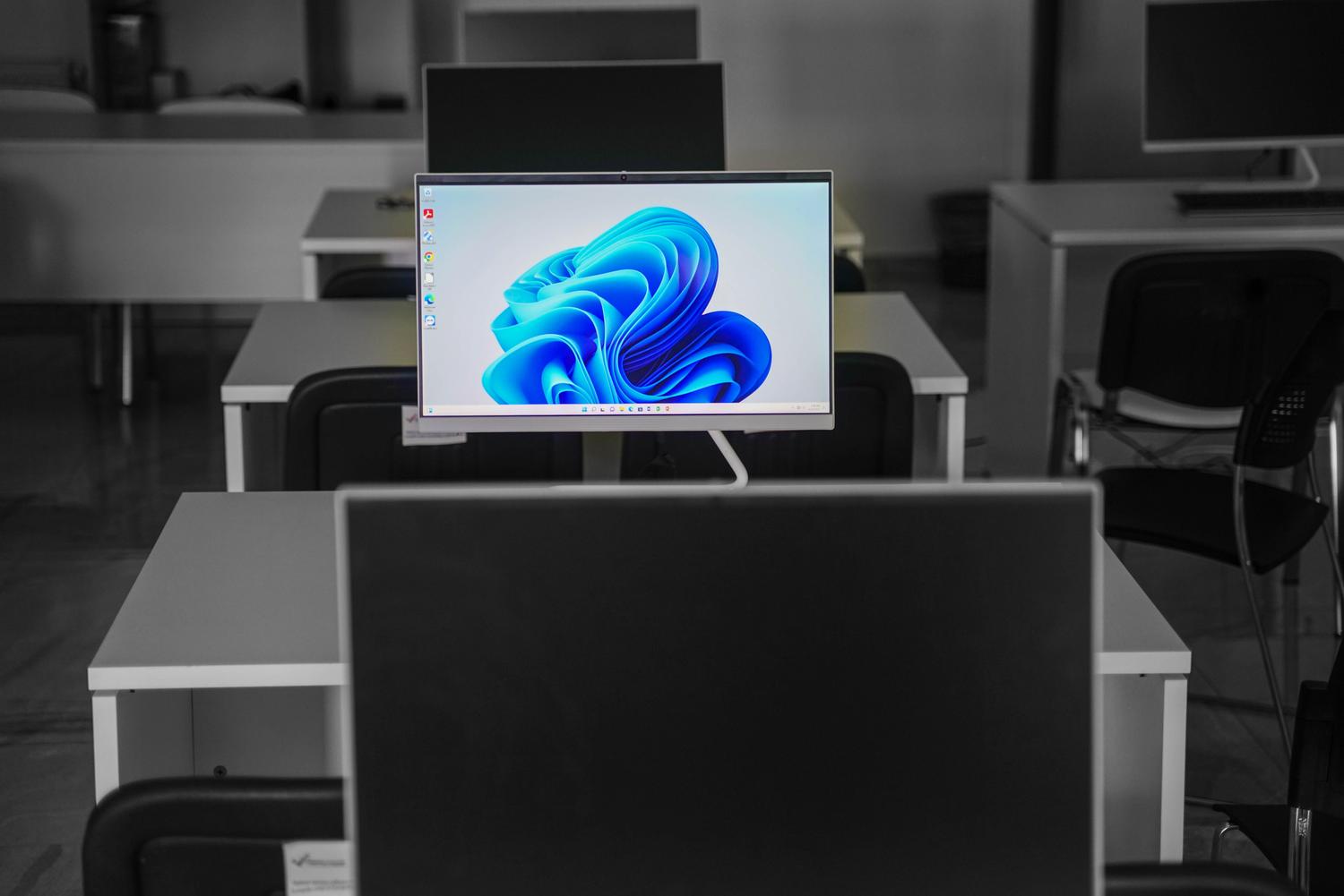 Monitor de computadora moderno en una oficina limpia y luminosa, ideal para ilustrar la resolución de pantalla.