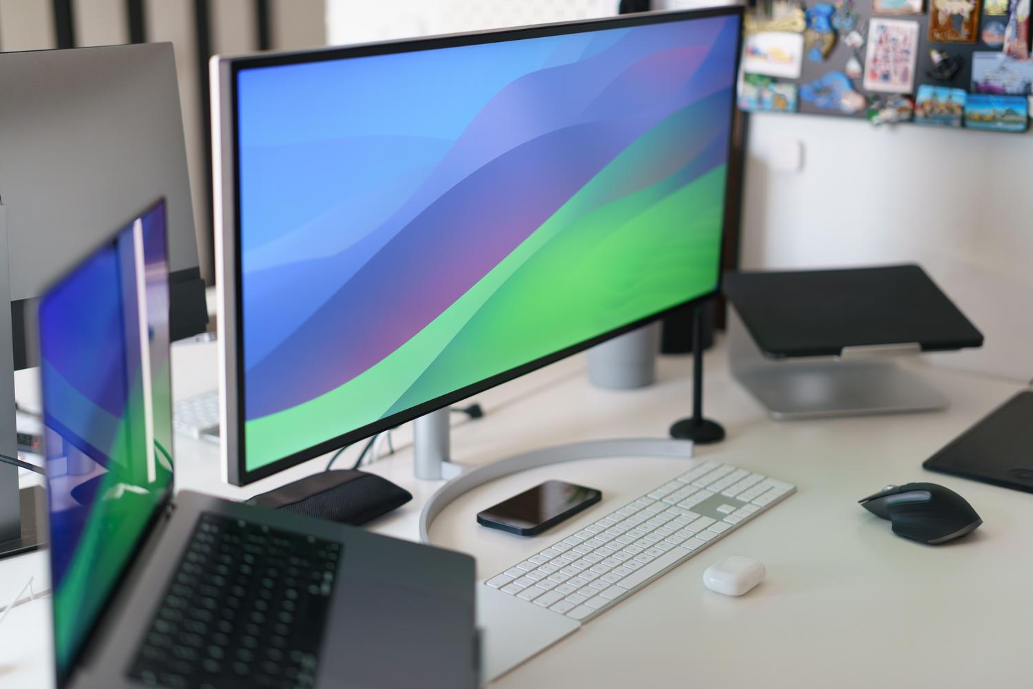 Espacio de trabajo en casa con múltiples monitores de alta resolución, perfecto para gamers y editores.