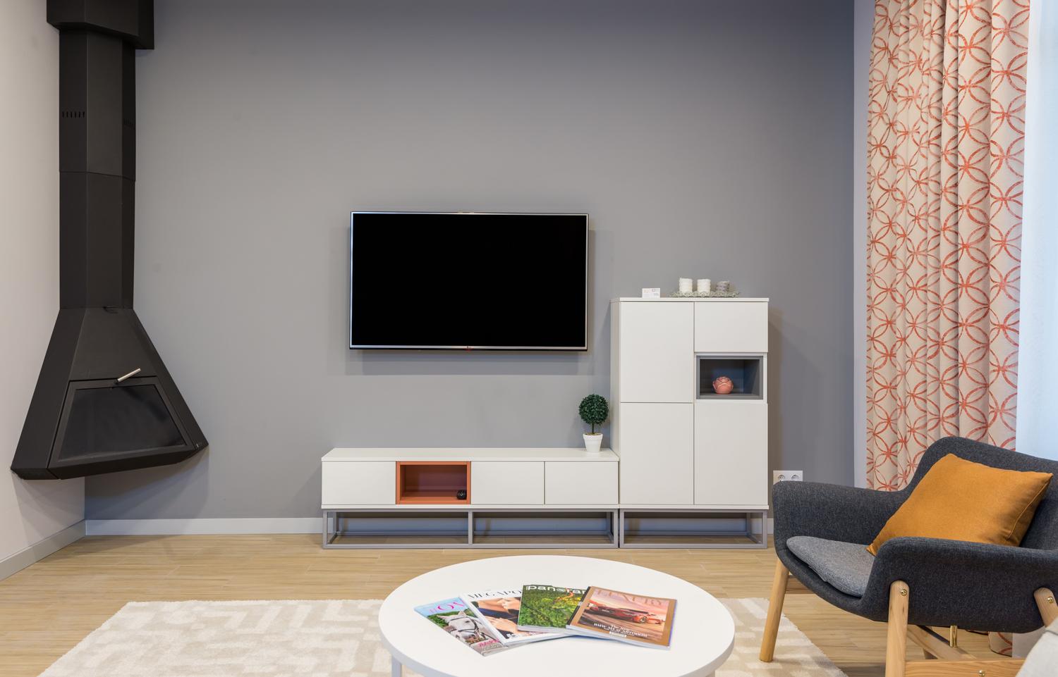 Televisor moderno en un salón minimalista, representando los estándares de resolución UHD y 4K.