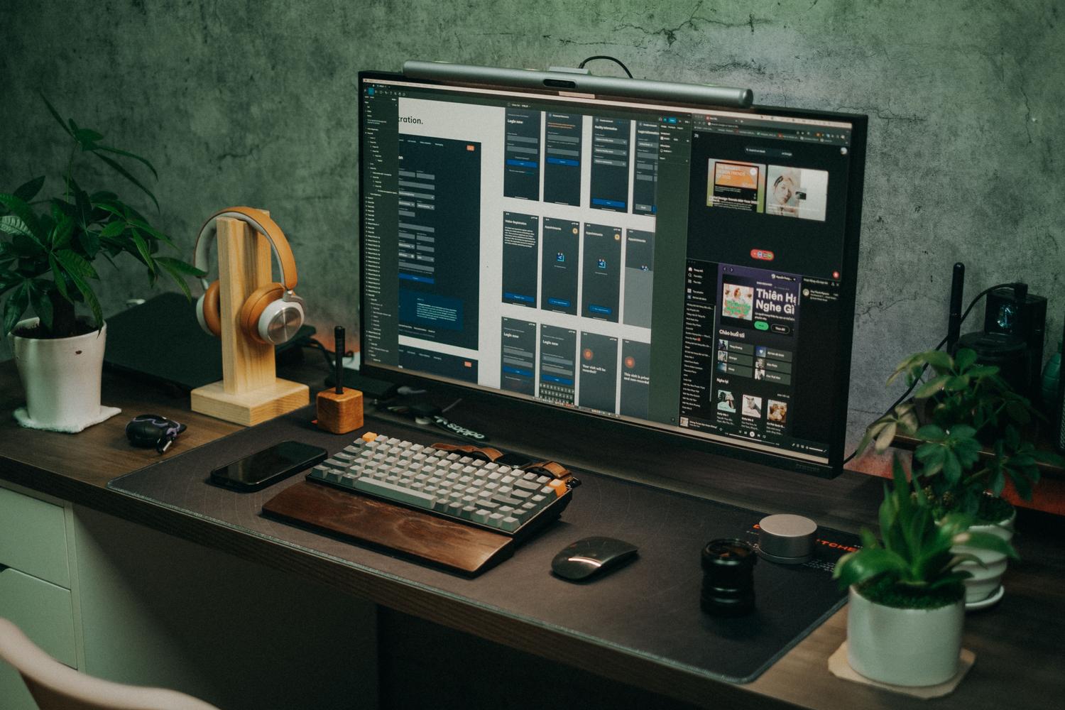 Oficina en casa acogedora y personalizada con monitor ultrawide y plantas, reflejando el objetivo final de crear un entorno digital propio.