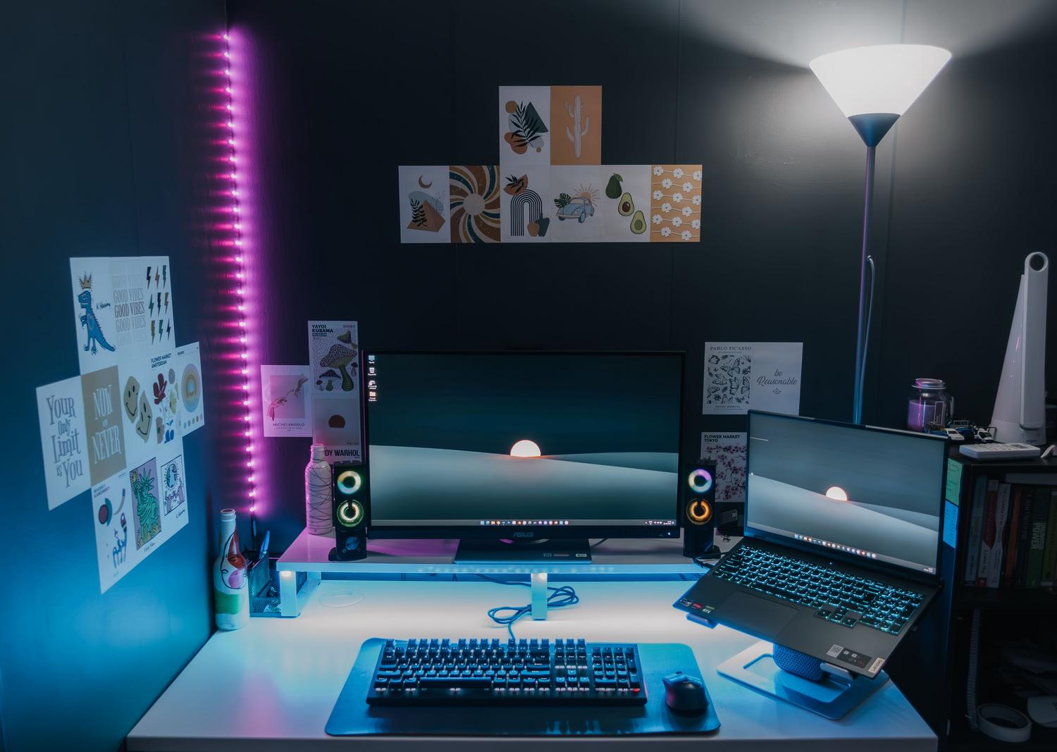 Estación de trabajo moderna con doble monitor y luces LED personalizadas, ideal para representar la personalización visual del escritorio.