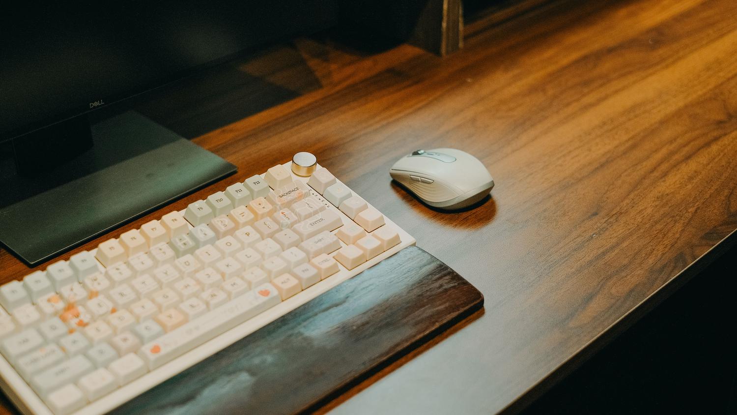 Escritorio minimalista y organizado con teclado mecánico en tonos pastel, perfecto para ilustrar la gestión de iconos y el orden en Windows.