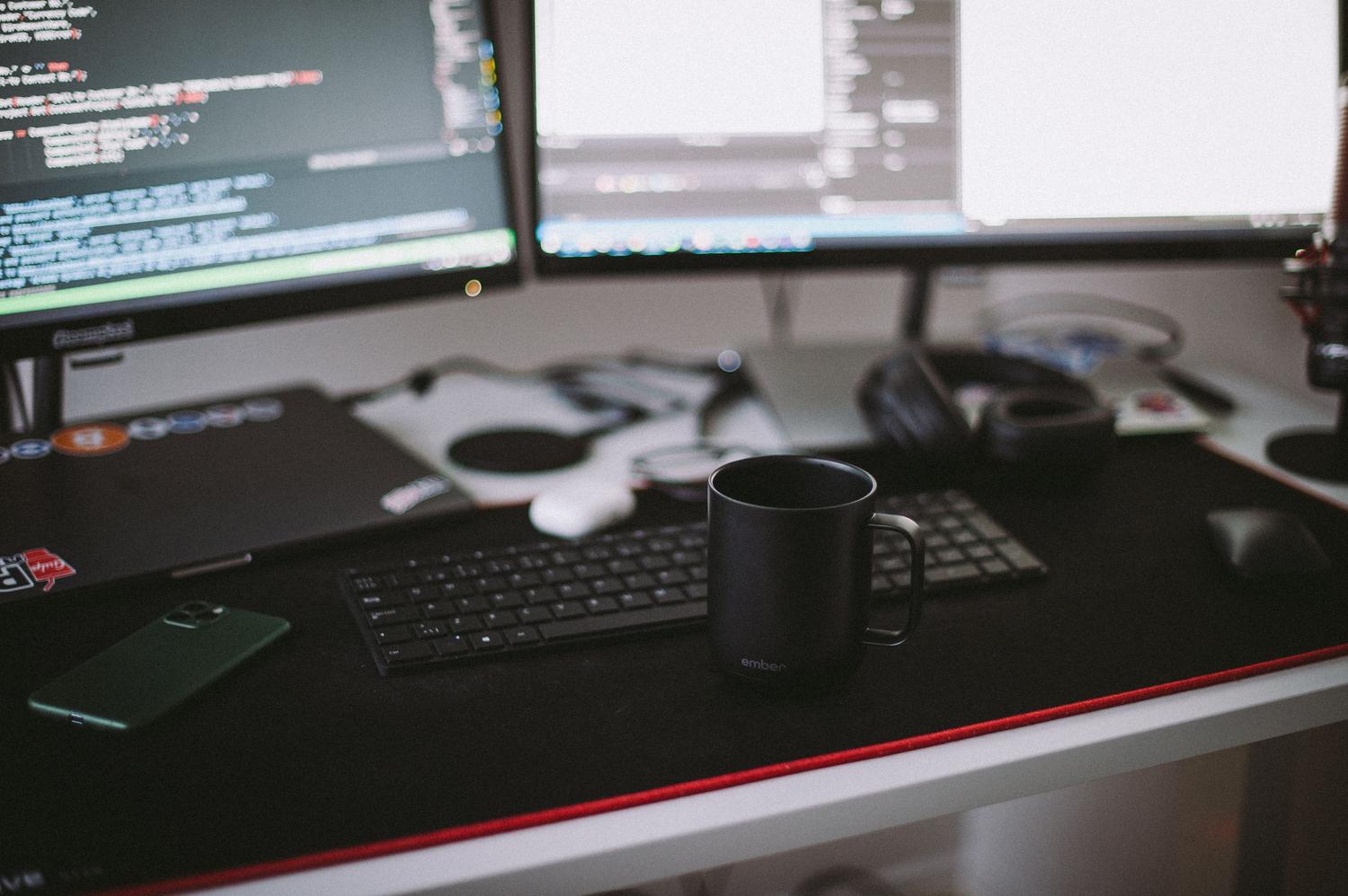 Espacio de trabajo productivo con múltiples monitores y herramientas de desarrollo, representando la eficiencia de los escritorios virtuales.