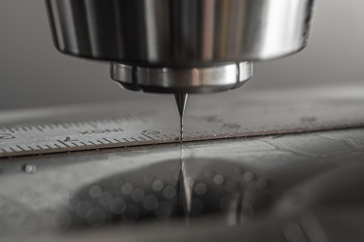 Detalle de una máquina CNC trabajando el metal, ejemplificando la precisión milimétrica en la industria.
