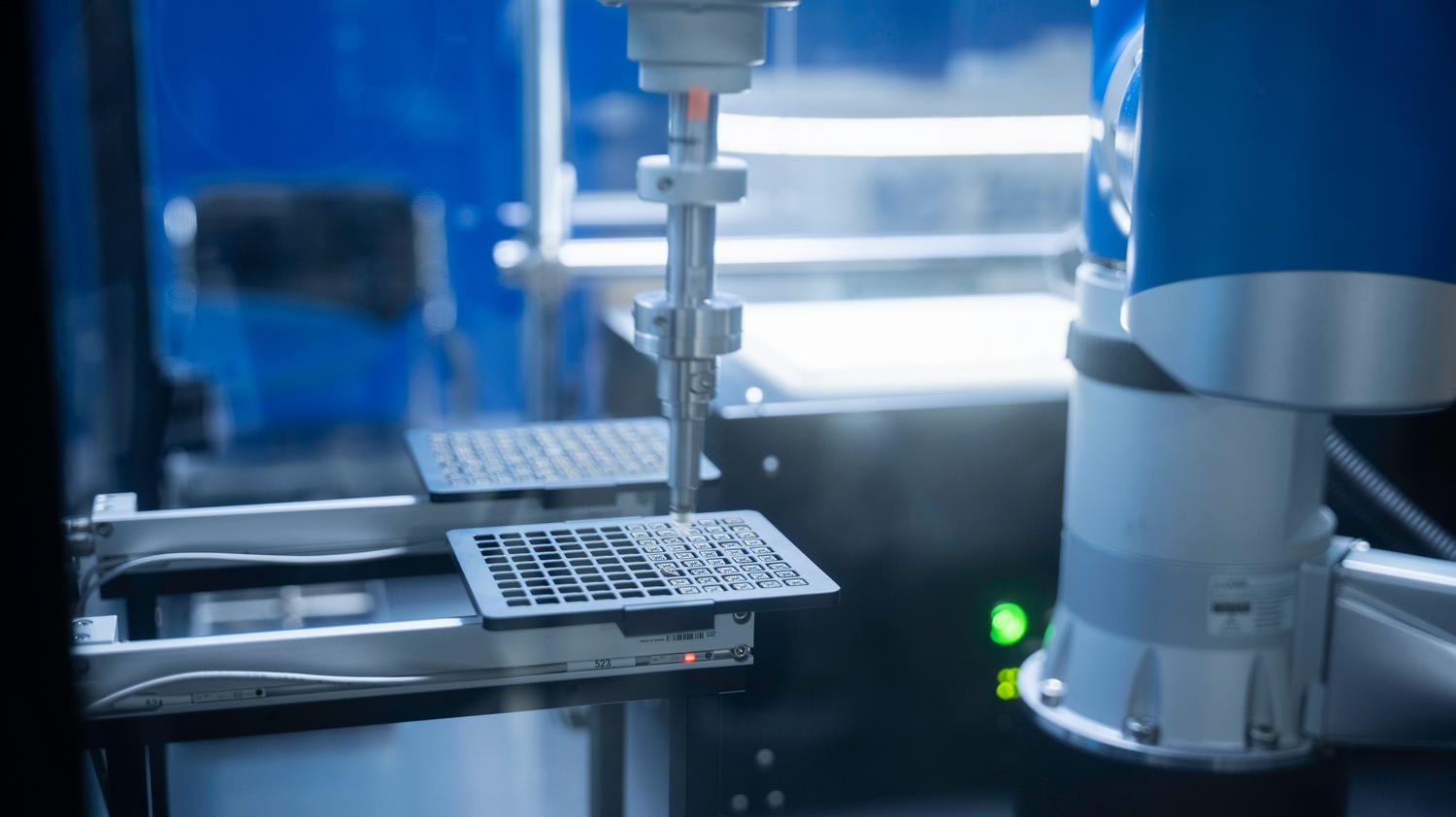 Brazo robótico de alta precisión operando en un entorno de laboratorio automatizado.