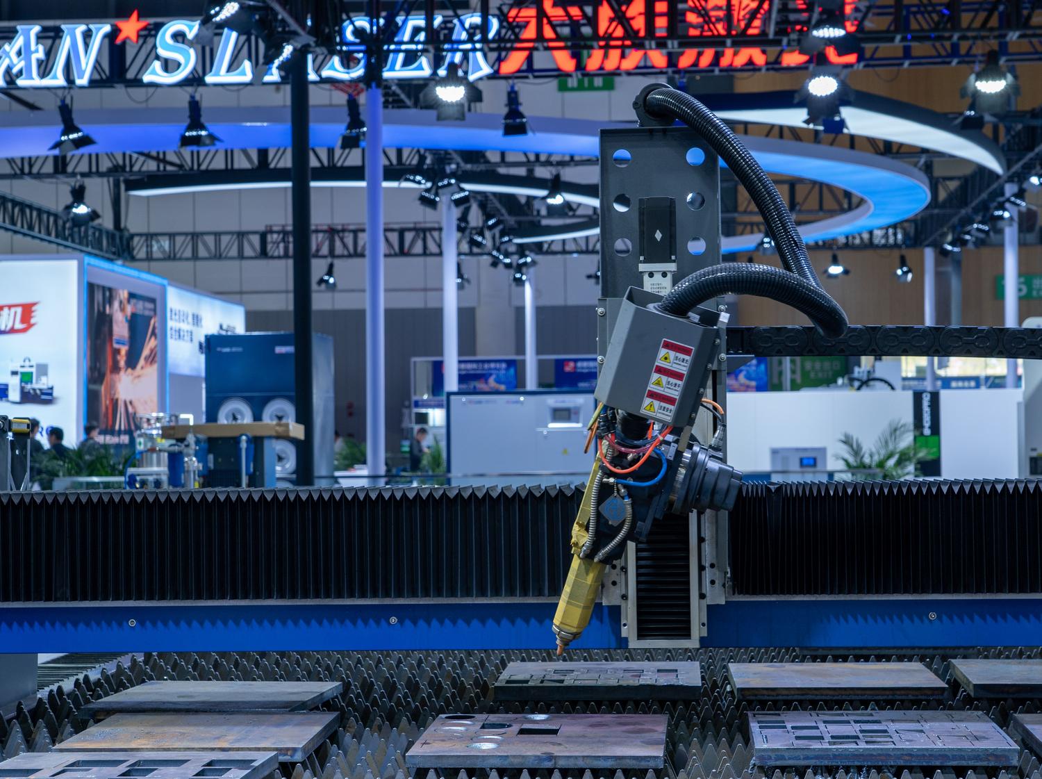 Cabezal de máquina de corte láser industrial con sensores de desplazamiento para un control exacto de la altura.