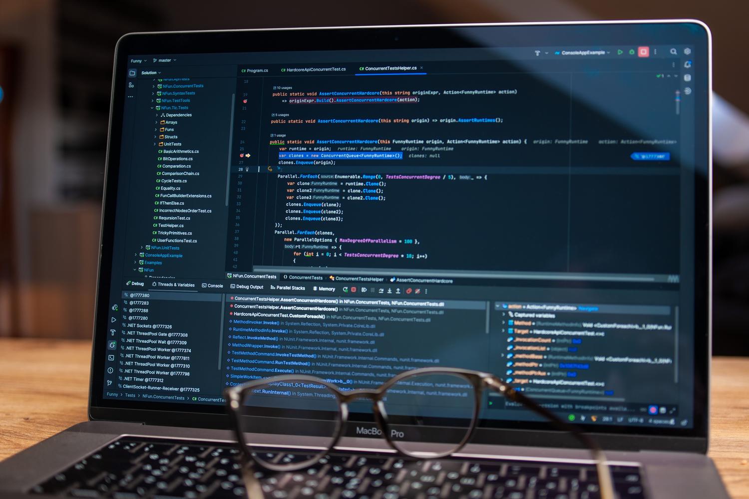 Pantalla de laptop mostrando software de depuración y código, ideal para la sección de errores de API.
