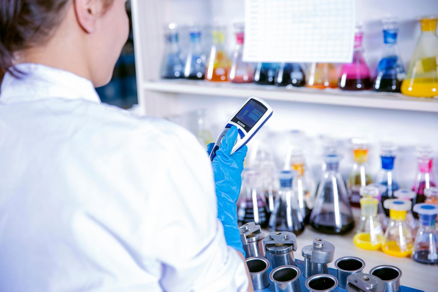 Científico realizando un control de calidad mediante el análisis de muestras químicas en un laboratorio industrial
