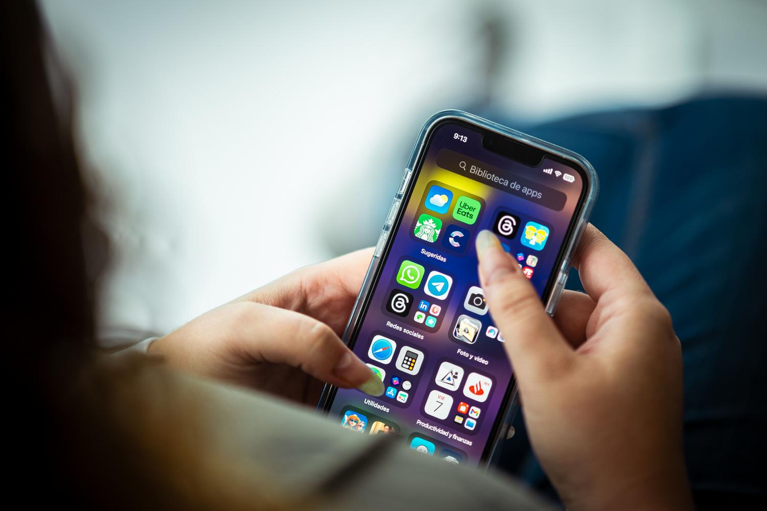 Vista de la biblioteca de aplicaciones de un iPhone donde se aprecian iconos de redes sociales como WhatsApp