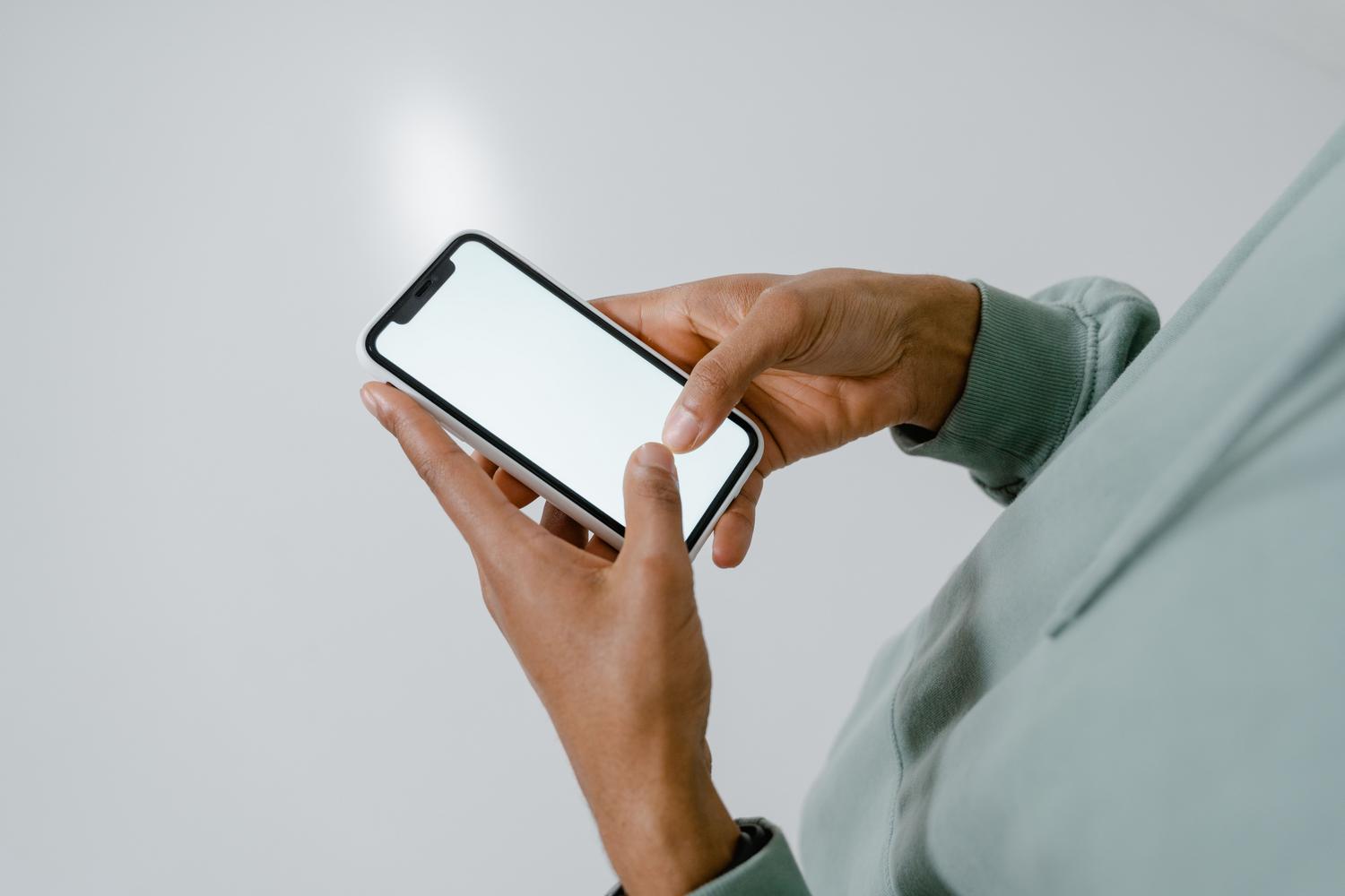 Primer plano de un iPhone moderno con pantalla en blanco, ideal para mostrar pasos de recuperación de mensajes de WhatsApp