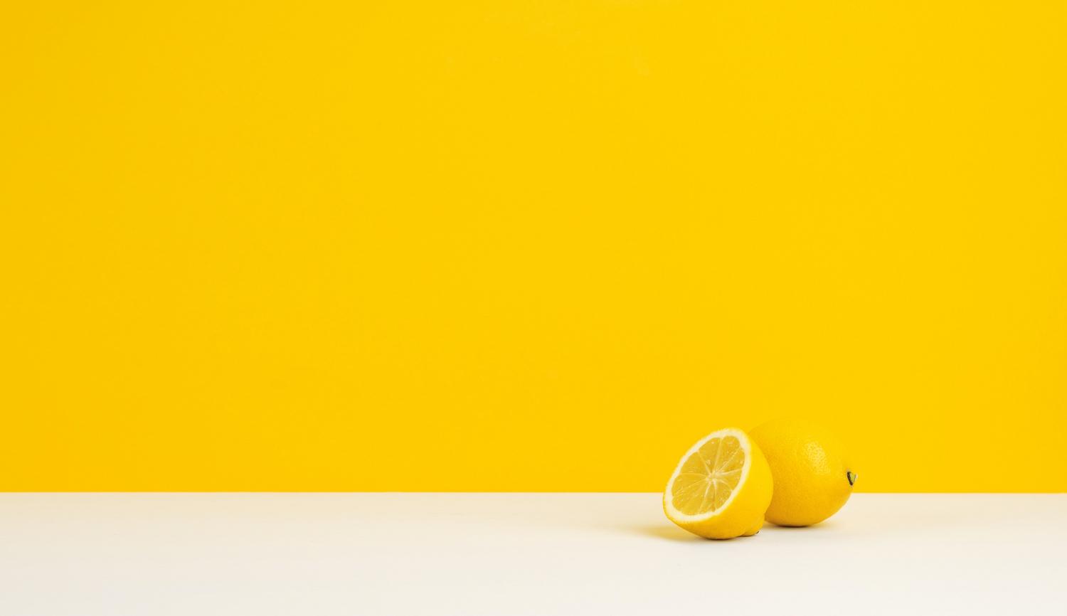 Primer plano de limones frescos cortados, ideales para ilustrar el uso de cítricos para combatir olores.