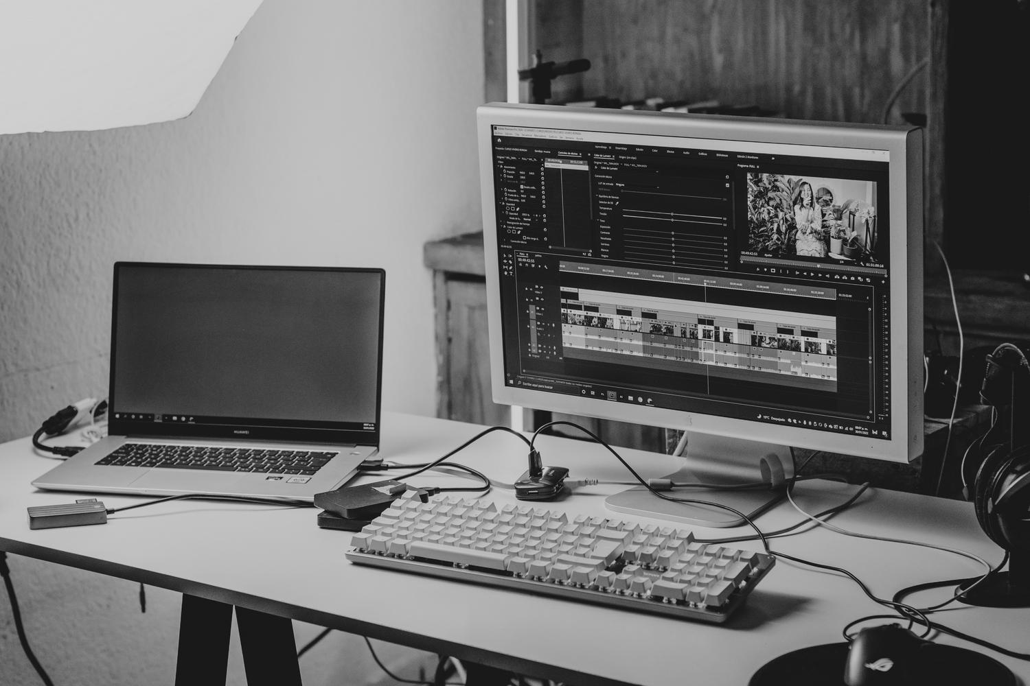 Espacio de trabajo profesional configurado para la edición de vídeo y diseño.