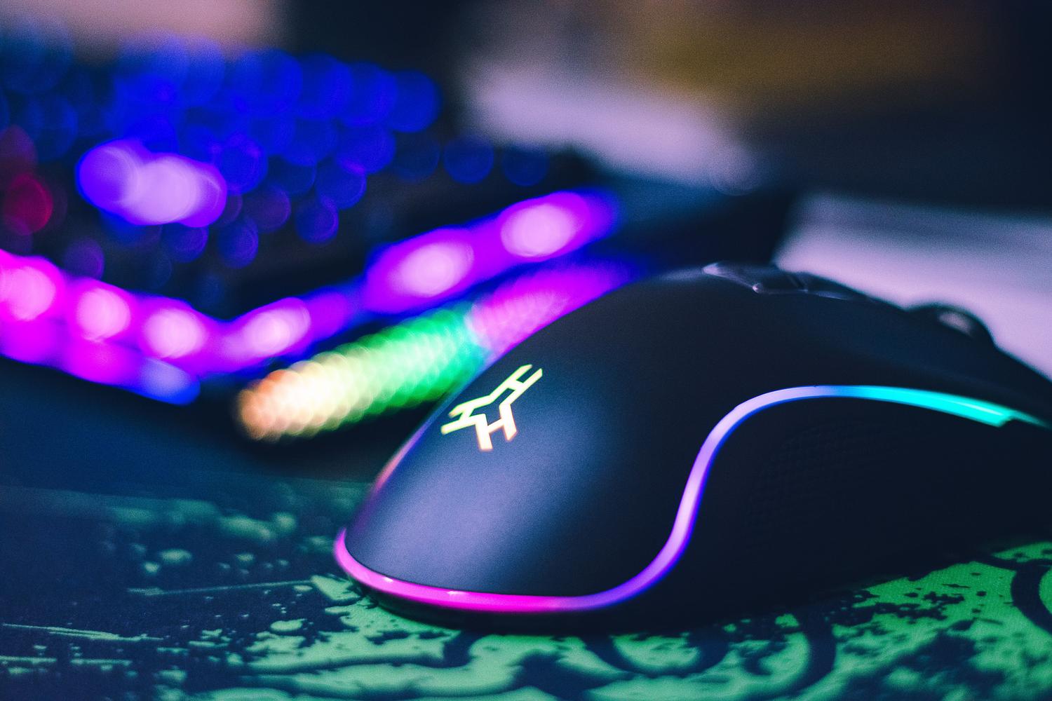 Teclado mecánico RGB y ratón gaming iluminado, periféricos clave para mejorar la precisión en el juego.