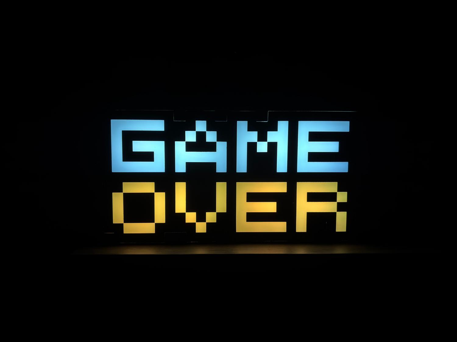 Letrero luminoso de pixel art con el texto 'Game Over' en colores vibrantes, ilustrando la estética visual característica de los juegos retro.