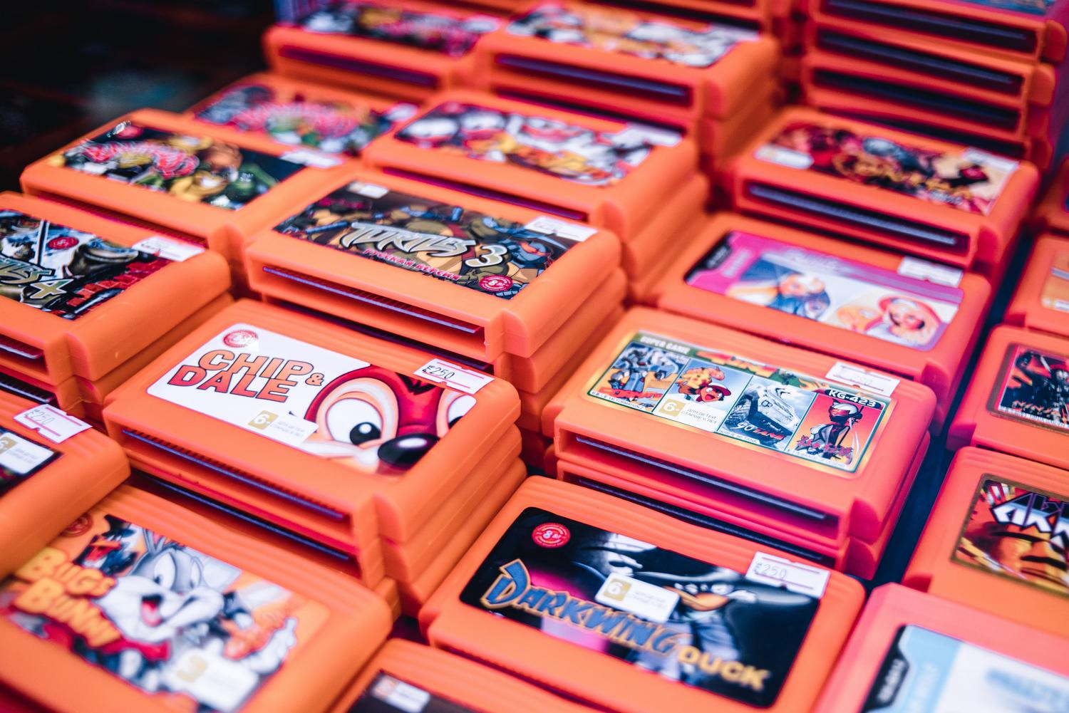 Colección de cartuchos de videojuegos retro apilados, evocando la fiebre por el gaming y el coleccionismo de los años 80.