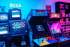 Una vibrante sala de arcade retro con máquinas de juegos clásicas y luces de neón coloridas, representando los templos del gaming.