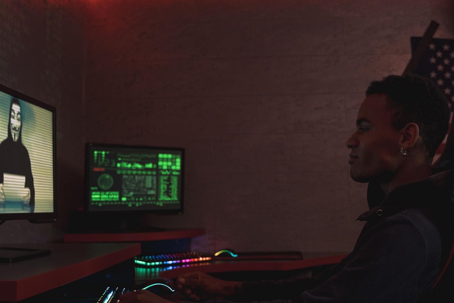 Profesional de seguridad monitoreando sistemas digitales en tiempo real para prevenir intrusiones.