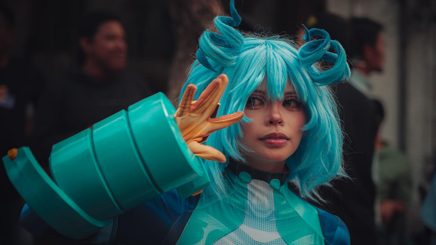 Cosplayer disfrazada de personaje de anime en un evento al aire libre, destacando la comunidad de fans.