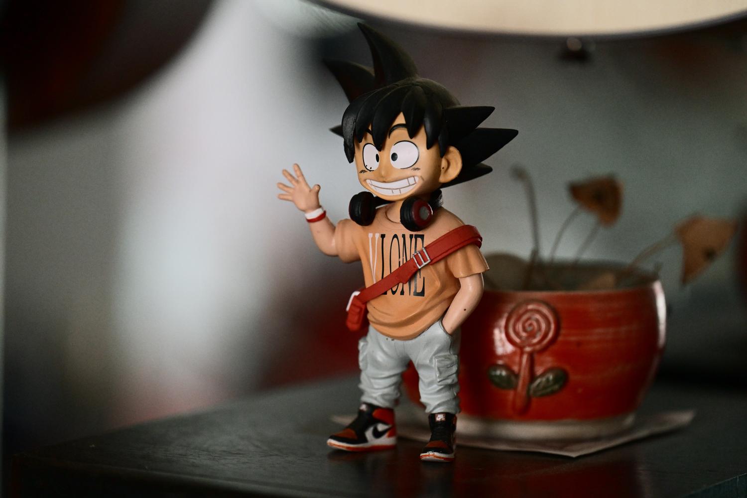 Figura de colección de Goku en un escritorio, representando la pasión de los coleccionistas de anime.